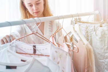 Giyim, moda, stil ve insanlar kavramı-kadın seçme clo