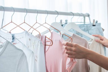 Giyim, moda, stil ve insanlar kavramı-kadın seçme clo