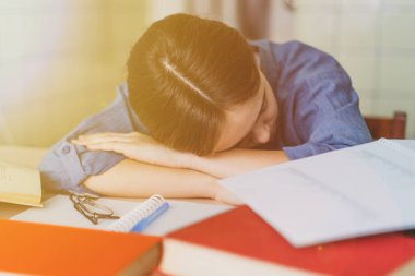 Vurgulayan kolej öğrencisi sert kitap ile eski öğrenme yorgun