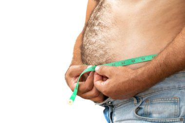 Bir adam, şişman göbeğini bir ölçme kaseti ile ölçer. Beyaz b üzerinde