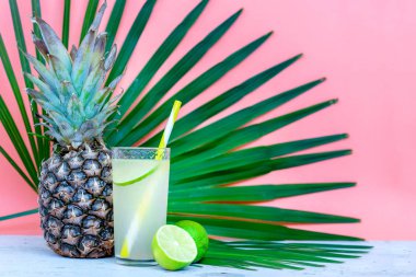 Ahşap masada cam ananas suyu