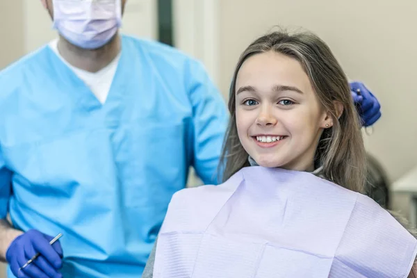 Clínica dentária. Recepção, exame do paciente. Cuidados dos dentes — Fotografia de Stock