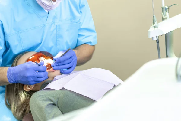 Clínica dentária. Recepção, exame do paciente. Cuidados dos dentes — Fotografia de Stock