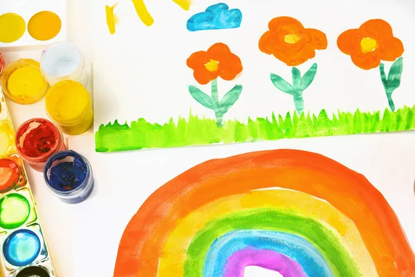 Pitture di colore dell'acqua arcobaleno di disegno da bambini su una carta — Foto Stock