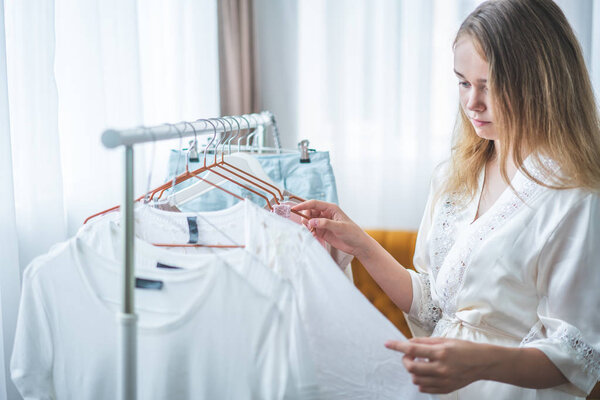 одежда, мода, стиль и люди концепция - женщина выбирает clo
