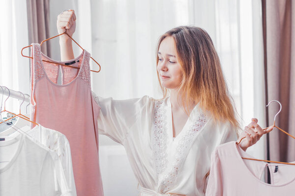 одежда, мода, стиль и люди концепция - женщина выбирает clo
