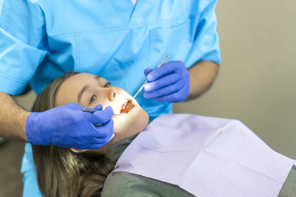 Fogászati klinika. Recepció, a beteg vizsgálata. A fogak egészsége — Stock Fotó
