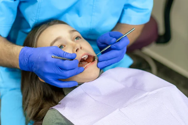 Clínica dentária. Recepção, exame do paciente. Cuidados dos dentes — Fotografia de Stock