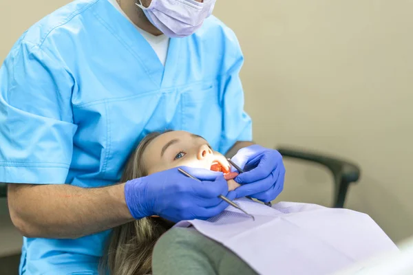 Clínica dentária. Recepção, exame do paciente. Cuidados dos dentes — Fotografia de Stock