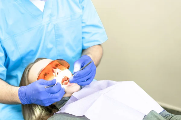 Clínica dentária. Recepção, exame do paciente. Cuidados dos dentes — Fotografia de Stock