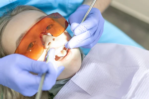 Fogászati klinika. Recepció, a beteg vizsgálata. A fogak egészsége — Stock Fotó