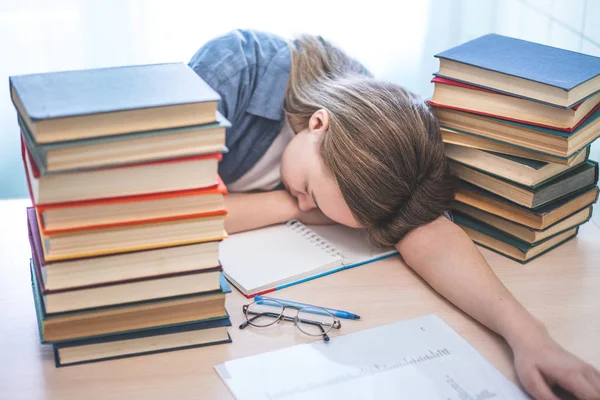 Стресс студент колледжа устал от тяжелого обучения с книгами в бывшем — стоковое фото