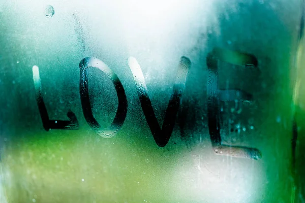 Amor de inscripción en una ventana empañada. Fondo romántico. Amor. —  Fotos de Stock