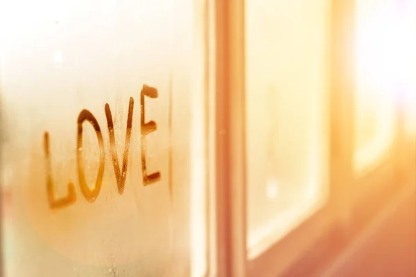 Amor inscrição em uma janela enevoada. Fundo romântico. Amor. — Fotografia de Stock