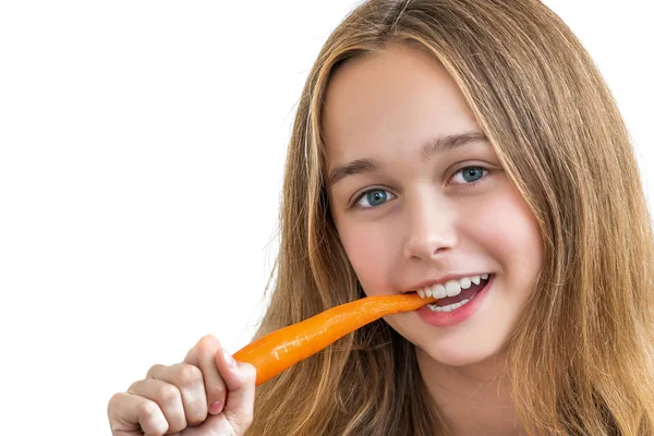 Beautiful smiling girl with long hair in a white shirt bites car — Stock Photo, Image