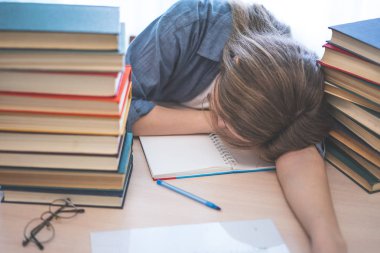 Stresli kolej öğrencisi sınavlarda kitaplarla zor öğrenmekten, sınavlara hazırlanmaktan, liseli genç kız zor çalışmalardan ya da çok fazla ödevden ya da inekleme konseptinden yoruldu.