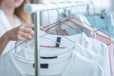 Kadın seyahat için hangi giysi paketi seçebilir. Giyim, moda, stil ve insanlar kavramı-kadın ev gardıropla giysi seçimi. 