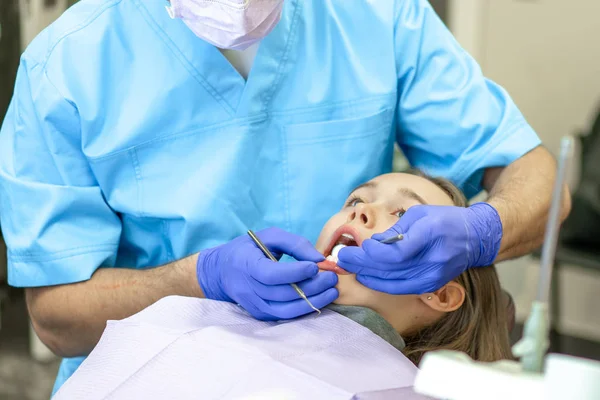 Clínica dentária. Recepção, exame do paciente. Cuidados dos dentes — Fotografia de Stock