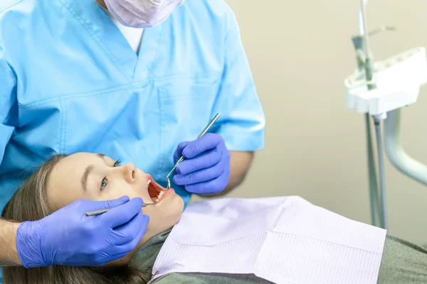 Zahnklinik. Empfang, Untersuchung des Patienten. Zahnpflege. junge Frau unterzieht sich einer zahnärztlichen Untersuchung — Stockfoto