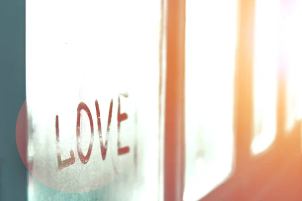 Amor de inscripción en una ventana empañada. Fondo romántico. Historia de amor —  Fotos de Stock