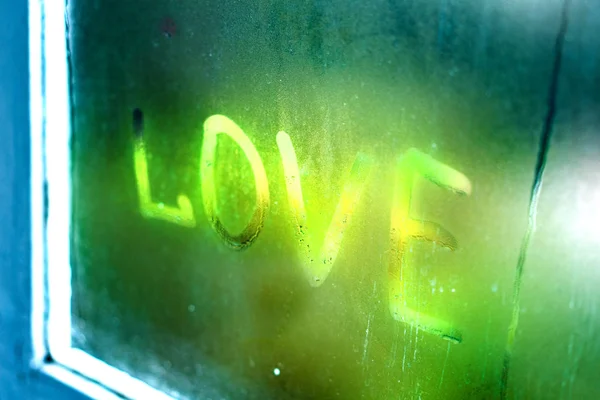 Amor de inscripción en una ventana empañada. Fondo romántico. Historia de amor —  Fotos de Stock