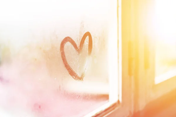 Corações desenhados num espelho suado. Fundo romântico. História de amor — Fotografia de Stock