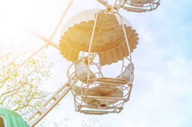 Gökyüzü arka plan ile dönme dolabı.