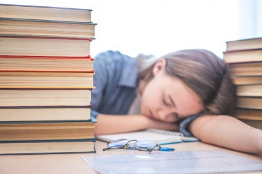 Sınavlarda kitaplar ile sert öğrenme yorgun vurguladı kolej öğrencisi hazırlama testleri