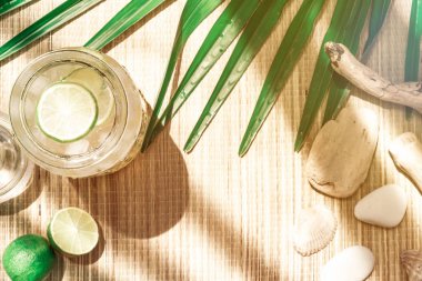 Bir kavanozda limon dilim ve buz küpleri ile soğuk taze limonata içecek