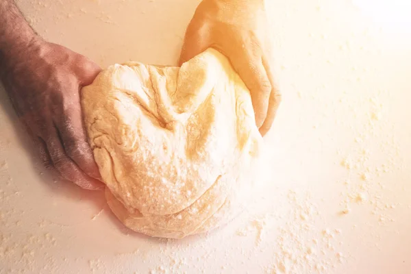 Męskie dłonie ugniatają ciasto — Zdjęcie stockowe
