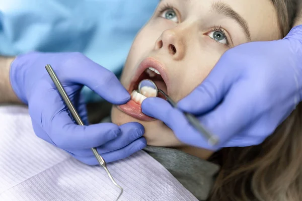 Clínica dentária. Recepção, exame do paciente. Cuidados dos dentes — Fotografia de Stock