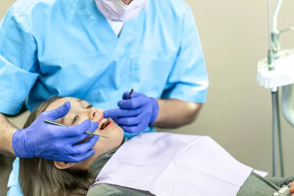 Clínica dentária. Recepção, exame do paciente. Cuidados dos dentes — Fotografia de Stock