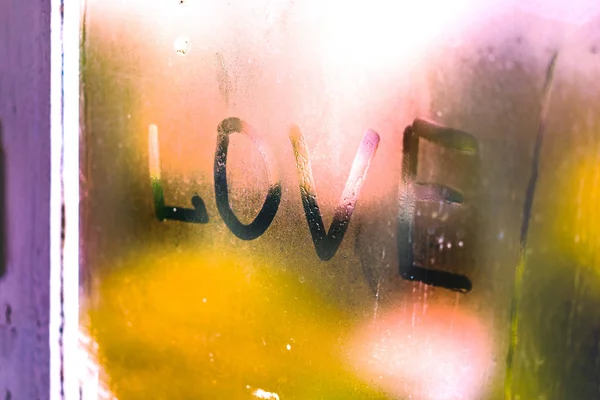 Amor inscrição em uma janela enevoada. Fundo romântico . — Fotografia de Stock