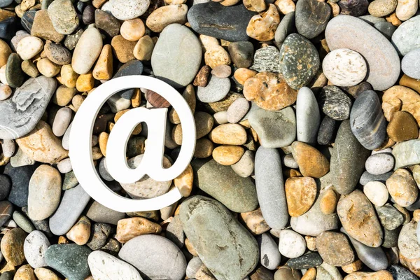 Deniz çakıllarında e-posta işareti. E-posta, iletişim kavramı — Stok fotoğraf