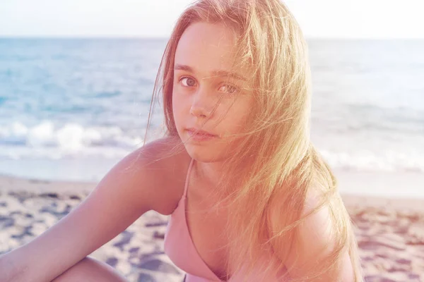 Jonge slanke mooie vrouw in roze bikini op tropisch strand. — Stockfoto