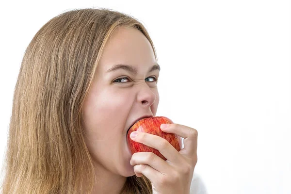 Funny angry woman eats an apple — Stock Photo, Image