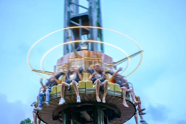 Les jeunes amis s'amusent dans le parc . — Photo