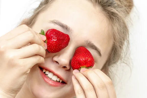 Strawberry Eyes . Beautiful young woman holding strawberries in eyes like binoculars. Healthy, lifestyle concept. — Stock Photo, Image