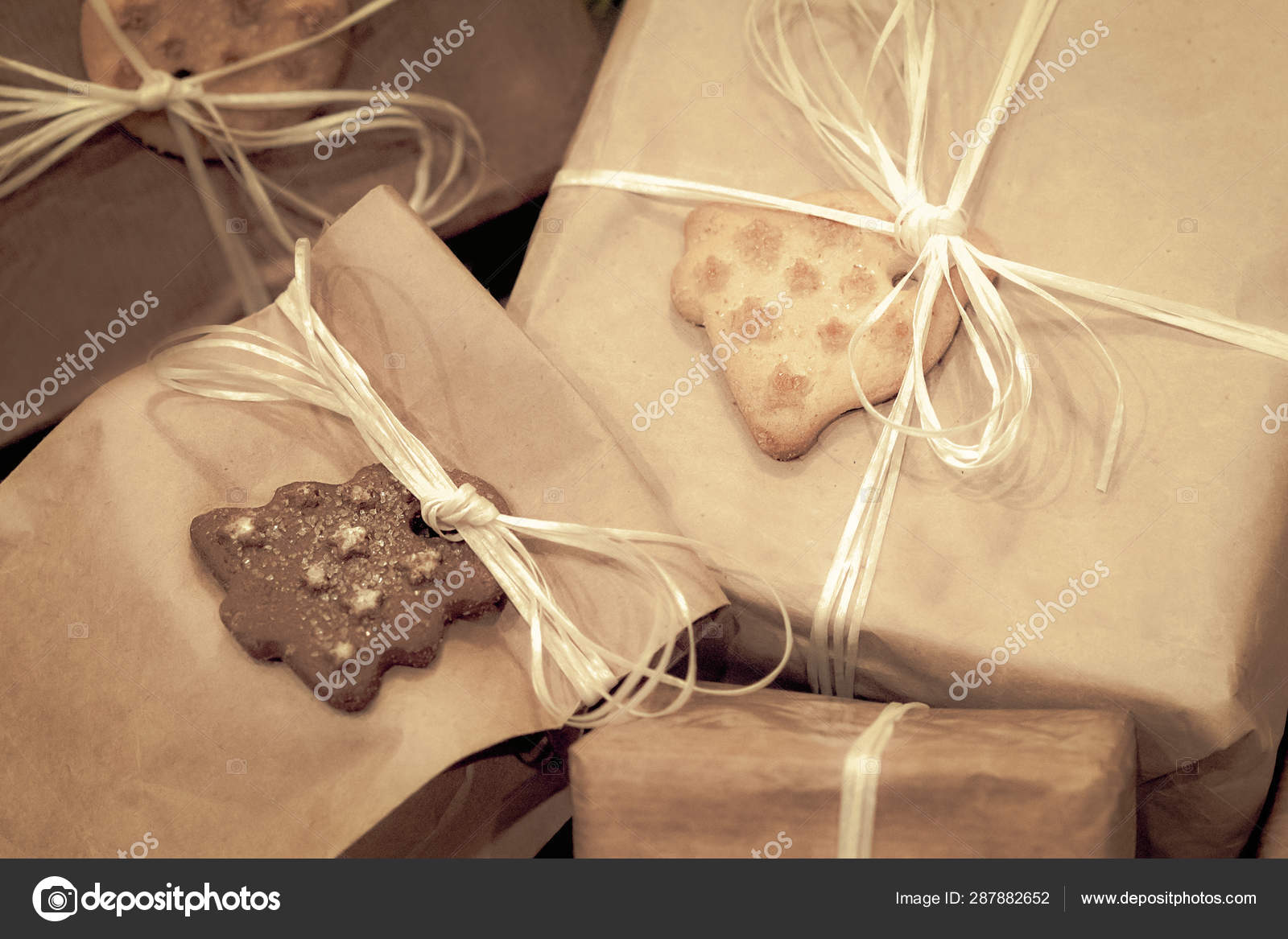 Caixas Presente Artesanais Natal Decoradas Com Papel Artesanal Coocies  Floco fotos, imagens de © JuliaAp #287882652