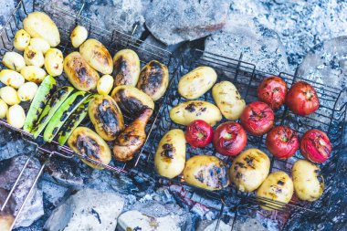 Izgara etler ve sebzeler akşam yemeği partisine hazırdır. Delicio