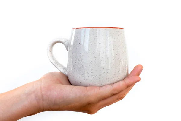 Weibliche Hand hält Keramikbecher isoliert auf weißem Hintergrund — Stockfoto