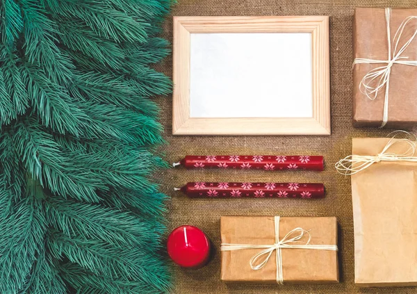 クラフトペーパー、ブランチで飾られたクリスマスハンドメイドギフトボックス — ストック写真