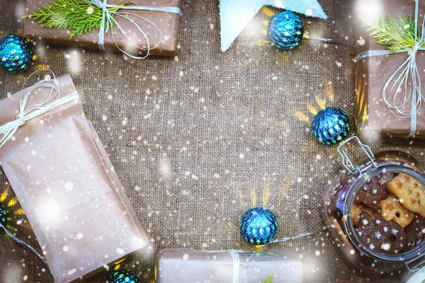 Weihnachten handgemachte Geschenkschachteln mit Bastelpapier verziert, Zweig — Stockfoto