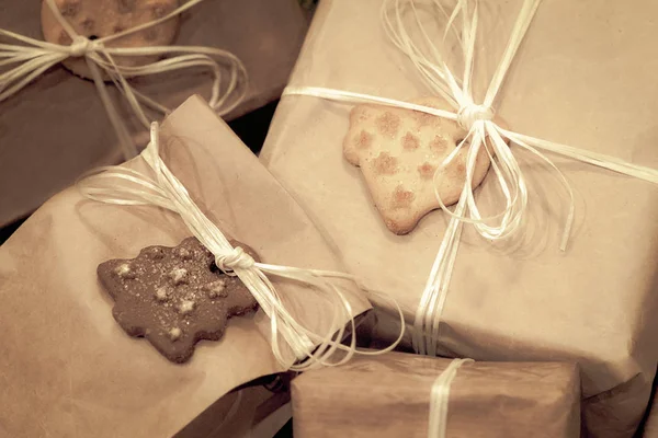 Weihnachten Handgemachte Geschenkboxen Mit Bastelpapier Köchinnen Und Schneeflocken Nahaufnahme Von — Stockfoto