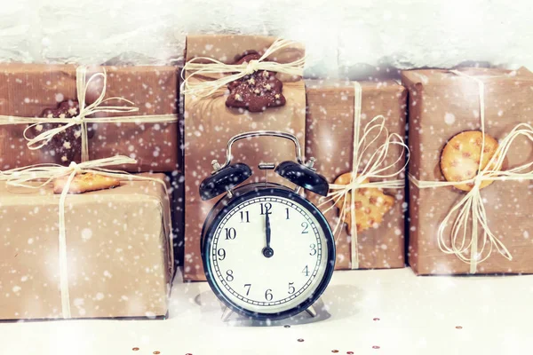 Weihnachten Handgemachte Geschenkboxen Mit Bastelpapier Plätzchen Schneeflocken Und Uhr Dekoriert — Stockfoto