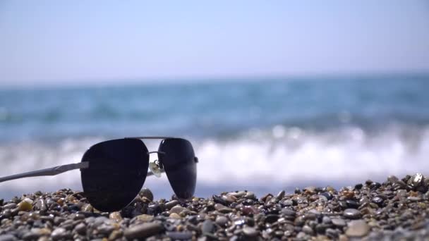 Beach solglasögon vawessunglasögon på stranden mot havet sommardag — Stockvideo