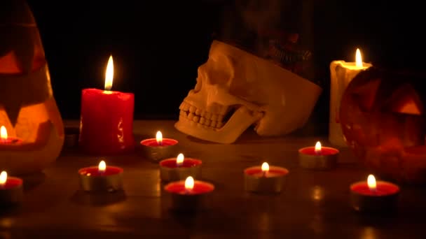 Halloween concept nuit citrouille lanternes avec des bougies — Video