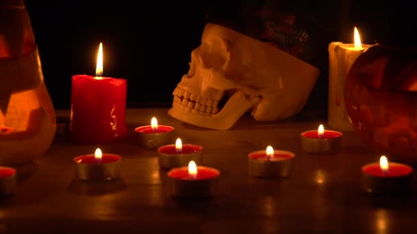 Хэллоуин концепция ночные тыквенные фонари со свечами — стоковое видео