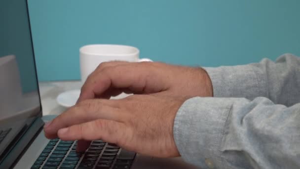 Närbild, händerna på indiska män typ text på laptop tangentbord, sitter vid bordet i sommar Park — Stockvideo