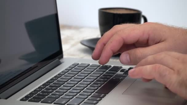 Närbild, händerna på indiska män typ text på laptop tangentbord, sitter vid bordet i sommar Park — Stockvideo